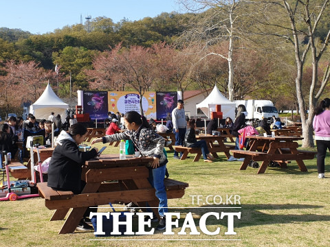 대청공원 벤치에서 담소를 나누는 시민들 / 대전=최영규 기자