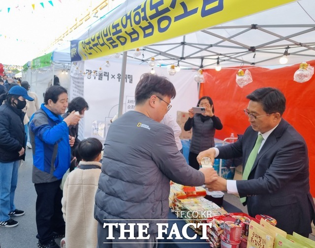 김춘진 한국농수산식품유통공사(aT) 사장이 한 행사장에 마련된 부스에서 방문객을 상대로 국산 밀을 홍보하고 있다. / 한국농수산식품유통공사