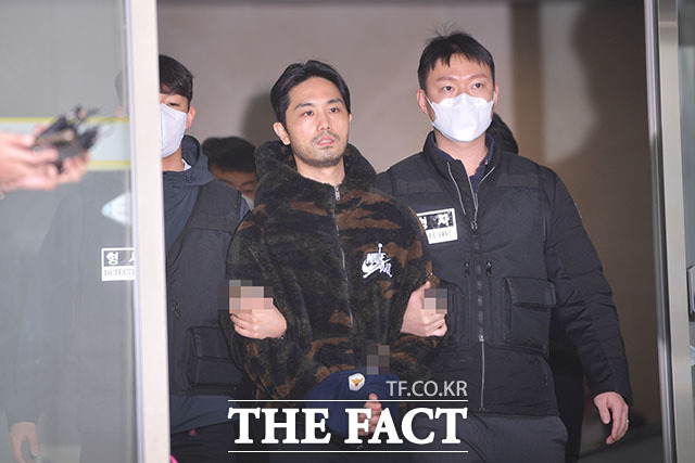 강남 납치·살해 사건 피의자 이경우가 9일 오후 서울 강남구 수서경찰서에서 검찰로 송치되고 있다. /남윤호 기자