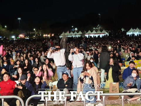 쌀쌀한 날씨에도 불구하고 대청공원을 가득 메운 관람객 / 대전=최영규 기자