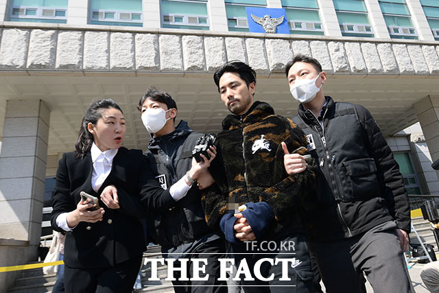 강남 주택가 납치·살해 사건 피의자 이경우(가운데)가 9일 서울 수서경찰서에서 검찰로 송치되고 있다. /남윤호 기자