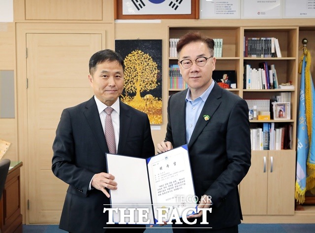 하승철하동군수(오른쪼계가 문철수 건축사에게 위촉장을 수여한 후 기념 촬영을 하고 있다./하동군