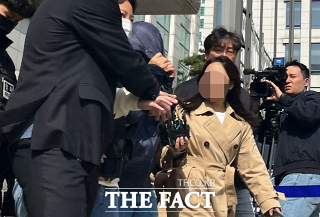 서울 강남에서 여성을 납치·살해하고 시신을 유기한 사건의 배후로 지목된 황모 씨가 10일 구속 전 피의자심문(영장실질심사)을 받기 위해 서울 수서경찰서를 나서고 있다. /조소현 기자