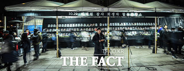 [더팩트ㅣ이동률 기자] 이태원 참사 추모문화제가 18일 오후 서울 중구 서울광장 분향소에서 열린 가운데 많은 시민들이 추모를 하고 있다.