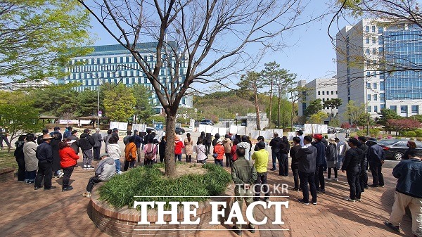 KTX오송역세권조합 정상화대책위원회는 10일 청주지검 앞에서 집회를 열고 수사기관은 아파트 옵션비용 착복 등 혐의가 있는 조합장을 구속 수사하라고 주장했다. /독자