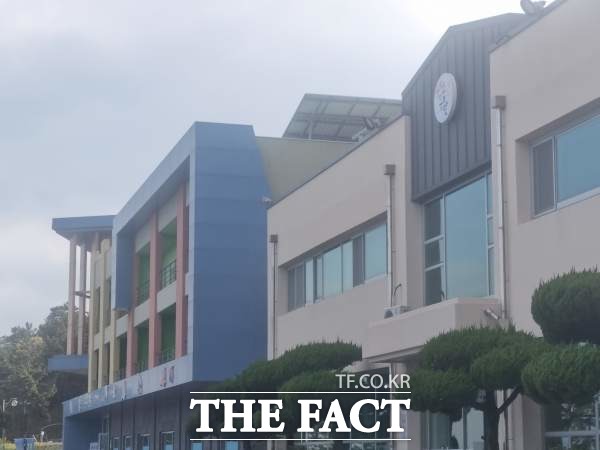 포항청소년재단 대표가 퇴직이 얼마 남지 않은 중견 부서장을 수련원으로 발령 내 보복 인사라는 비난을 사고 있다. 사진은 포항 구룡포청소년수련원 전경./포항시