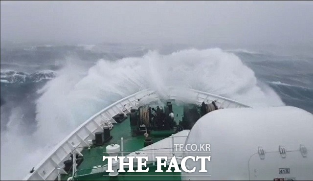 10일 동해해양경찰서는 동해중부 전해상 풍랑특보에 따라 안전사고 위험예보제 ‘주의보’ 단계를 특보 해제시까지 발령한다고 밝혔다./동해해경