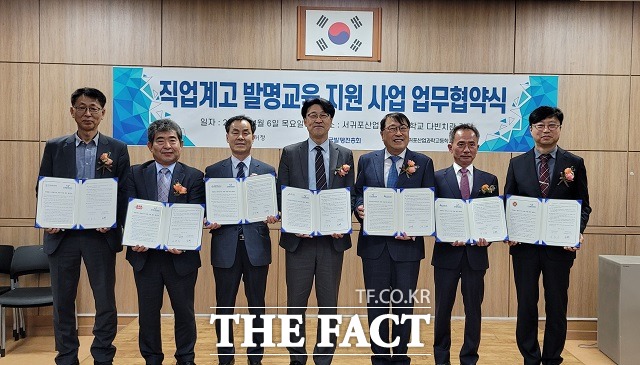 한국게임과학고등학교는 지난 6일 특허청과 한국발명진흥회, 전국 발명특허 특성화고 관계자 등이 참석한 가운데 제4기(2023~2027년)사회가 요구하는 창의적 인재 양성을 위한 ‘발명·특허 특성화고’협약식을 가졌다. / 완주군