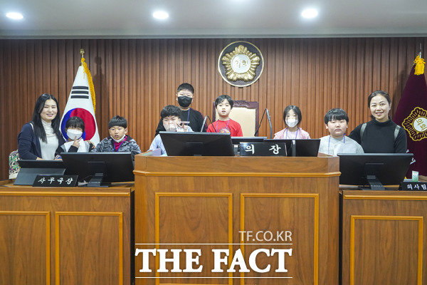 10일 논산시 상월초등학교 학생들이 시의회를 방문해 의장석에서 기념사진을 찍고 있다./논산시의회