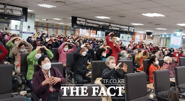 국민체육진흥공단 경륜경정총괄본부는 오는 5월부터 11월까지 광명스피돔(경륜본장)과 미사리경정장(경정본장)에서 운영하는 문화․건강 강좌의 수강생을 모집한다. 사진은 지난해 노래교실 장면./경륜경정총괄본부