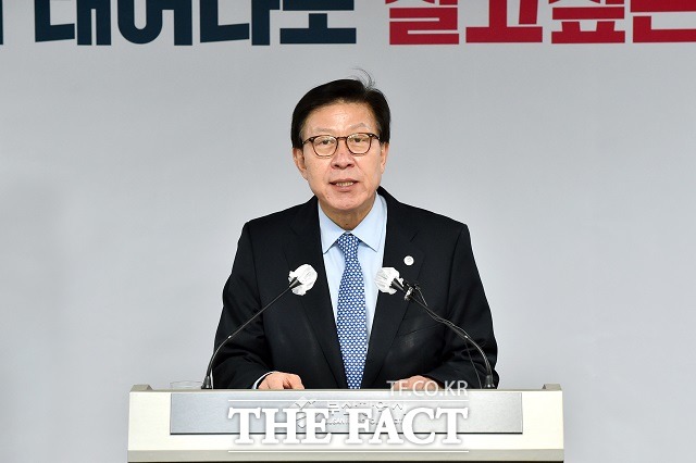 박형준 부산시장이 10일 부산시청에서 올해 첫 추경예산안에 대해 설명을 하고 있다. /부산시