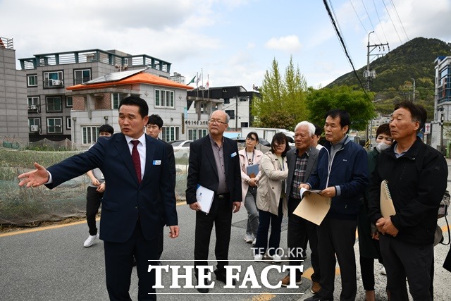 ‘시민과의 대화’ 건의사항 현지확인을 하고 있는 박종우 거제시장/거제시