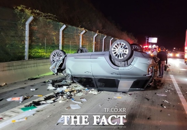 11일 오전 3시 23분쯤 영천시 신녕면 상주영천고속도로 상주방향 59.2㎞ 지점에서 4중 추돌 사고가 나 승용차 1대가 전복돼 있다/경북소방본부