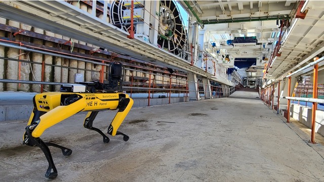 현대건설의 인공지능 안전 로봇 스팟이 터널 공사현장에 투입돼 TBM 장비를 모니터링하고 있다. /현대건설