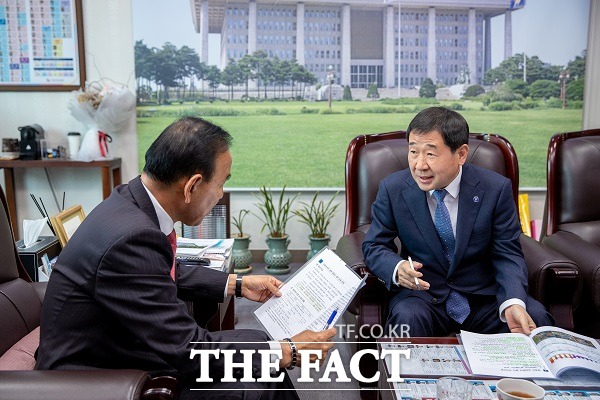 이재영 충북 증평군수는 지난 10일 서울 여의도 국회의원 회관에서 국민의힘 박덕흠 국회의원을 만나 증평군 농업분야 현안사업을 설명한 뒤 지원을 요청했다. /증평군