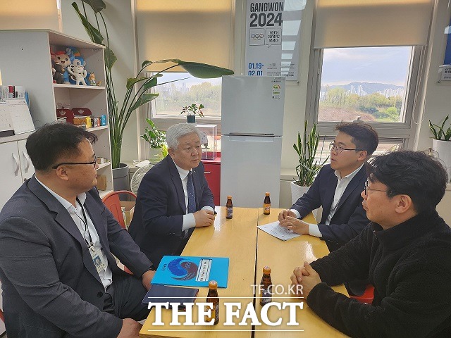 황인홍 전북 무주군수가 11일 국제 태권도사관학교 설립을 위해 기획재정부와 문화체육관광부를 잇따라 방문하고 기본설계 용역비 10억원을 정부 예산에 반영해 줄 것을 요청했다. / 무주군