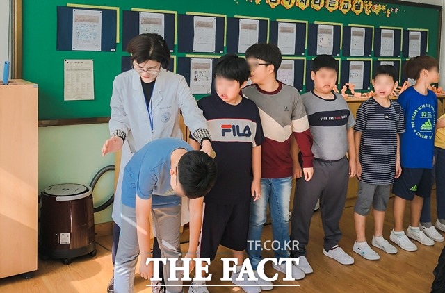 서울 양천구(구청장 이기재)가 초등학교 5학년 학생 4000여 명을 대상으로 찾아가는 척추측만증 검진을 실시한다. 찾아가는 척추측만증 검진 중 등심대 검사 모습. /양천구 제공