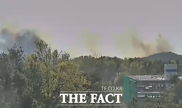 11일 오전 8시 30분 강원도 강릉시 난곡동 4 일원에서 산불이 발생, 이날 오전 10시를 기준으로 ‘산불 2단계’가 발령됐다.현재, 산불 현장에는 지속적으로 바람(평균풍속 15m/s, 순간풍속 30m/s, 남서풍)이 불고 있으며, 산불영향구역과 화선은 강한 바람으로 확인 중이다/산림청