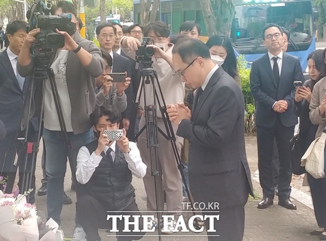 이원석 검찰총장이 11일 대전 서구 둔산동 탄방중학교 인근 인도에서 음주운전 차에 치여 숨진 배승아 양을 추도하고 있다. / 대전=라안일 기자