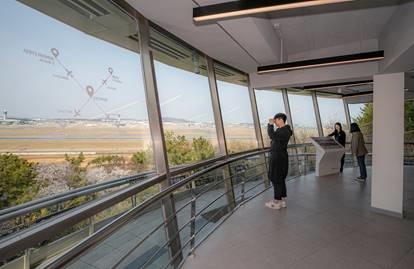 재개관을 통해 인천공항 전망대 2층 옥외 조망공간의 운영시간이 30분 늘어날 예정이다. 조망공간 내부 모습. /인천국제공항