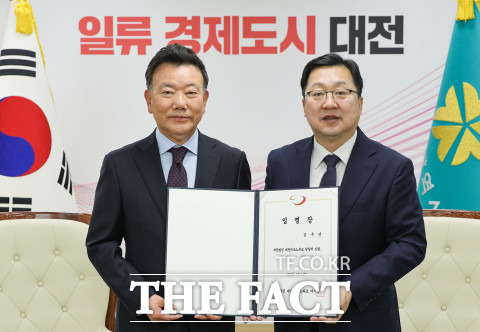 왼쪽부터 김우연 대전테크노파크원장과 이장우 시장 / 대전시