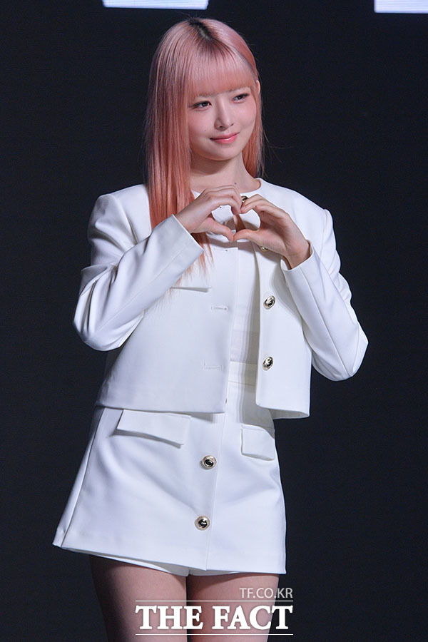 아이브 레이가 건강 회복을 위해 일시적으로 활동을 중단한다. 사진은 10일 오후 서울 영등포구 콘래드서울에서 열린 첫 정규앨범 아이해브 아이브(Ive IVE) 발매 기자간담회에 참석해 포즈를 취하고 있는 레이. /남윤호 기자