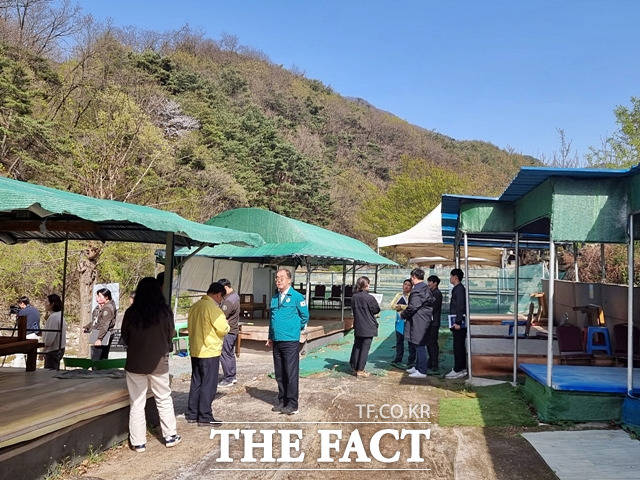 경북 군위군이 팔공산 동산계곡 내 지속적인 불법행위 근절을 위한 합동 실태조사를 하고 있다./군위군