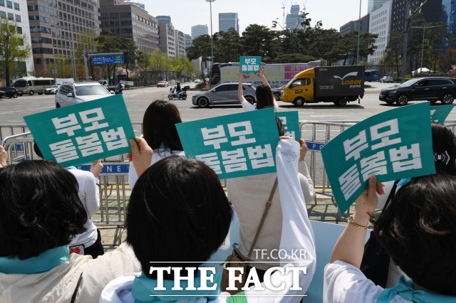 13일 국회 본회의에서 간호법이 통과될 가능성이 높은 가운데, 이번에도 윤석열 대통령이 재의요구권을 행사할지 관심이 모아진다. 윤 대통령은 지난 대선 당시 간호법 제정을 약속한 바 있다. 지난 3일 국회 앞에서 간호법 제정을 촉구하는 대한간호협회 회원들. /남용희 기자