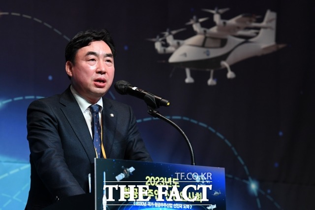 윤관석 더불어민주당 의원이 12일 전당대회 불법 정치자금 수수 의혹과 관련해 검찰의 압수수색을 받고 있는 것과 관련해 최근 언론에 보도된 전당대회 돈 봉투 의혹과 저는 아무 관련이 없음을 분명히 밝힌다고 혐의를 부인했다. /남용희 기자