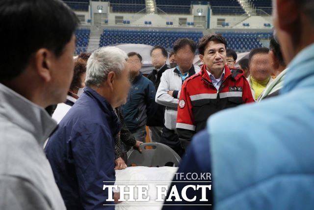 김진태 강원도지사는 12일 강릉 이재민 대피소를 방문해 전날 산불로 집을 잃은 이재민들을 만나 이야기를 나눴다./강릉시