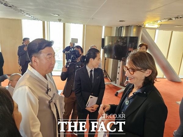 이범석 청주시장과 로랑엥겔 프랑스 국립도서관장. /청주시