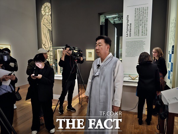 직지 원본공개장에서 촬영에 응하고 있는 이범석 청주시장. /청주시