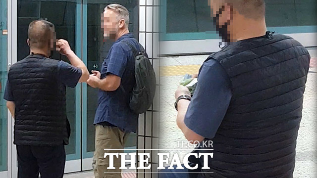 지난 7일 오후 지하철 6호선 이태원역에서 중년 남성(왼쪽)이 외국인에게 현금을 구걸하고 있다. /이덕인 기자