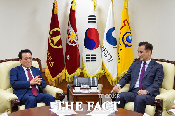 지난 11일 백성현 논산시장이 엄동환 방위사업청장을 만나 군수산업메카 조성에 대해 정부차원의 지원협조를 요청했다./논산시