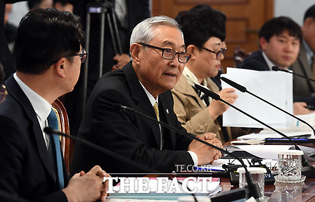 김종기 학교폭력대책위원회 공동위원장(푸른나무재단 명예이사장)이 인사말을 하고 있다.