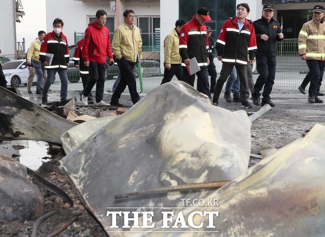 12일 김진태 강원도지사(사진 오른쪽에서 세 번째)가 전날 발생한 강릉 산불 피해 현장을 방문해 피해지역 응급복구 상황을 직접 챙겼다. 강원도청 직원 150여명은 이날 강릉 경포대 일원에서 산불로 인해 도로변에 불타 쓰러진 나무를 정리하고 강풍으로 인해 날아든 쓰레기를 치우는 등 피해지역 조기 복구활동을 지원했다./강원도