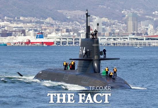 일본이 잠수함 탑재 장거리 대함순항미사일 개발을 위해 방산업체와 계약을 체결했다. 일본해상자위대의 다이게이급 3번함 하쿠게이함이 수면부상 항해를 하고 있다. /마루망 트위터 캡쳐