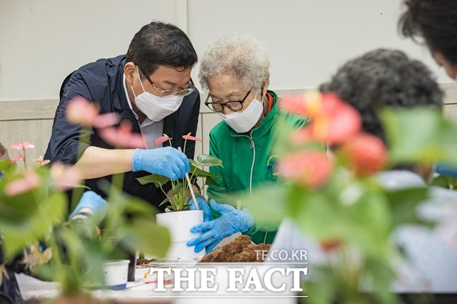 서울 광진구(구청장 김경호)가 보살펴 주는 사람 없이 혼자 사는 노인을 위한 프로그램을 운영한다. 프로그램에 참여하고 있는 김경호 광진구청장과 어르신의 모습./광진구 제공