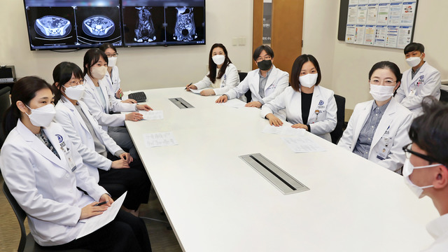 세브란스병원 염증성 장질환 센터 다학제 클리닉 의료진이 염증성 장질환 환자의 치료 방향에 대해 논의하고 있다. /세브란스병원