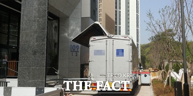 입주가 시작된 대전 유성구 관평동 호반써밋 용산 그랜드파크 단지에 이사업체 화물차가 주차돼 있다. / 대전=라안일 기자