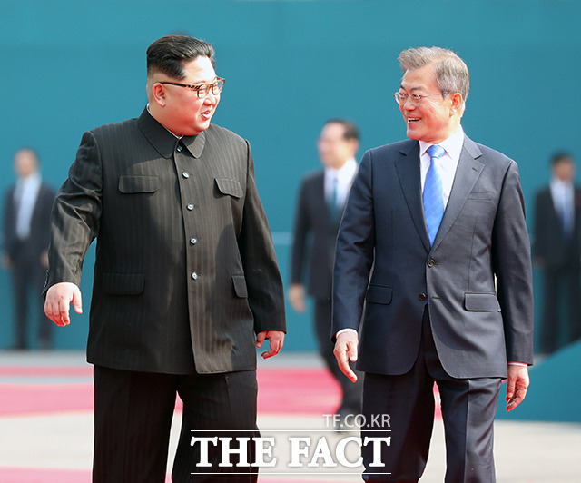 문재인 전 대통령이 13일 민주주의를 위해 언론자유가 더욱 절실해졌다며 그러나 한편에서는 언론자유가 언론의 특권과 권력화를 위한 논리가 되고 있다고 했다. /더팩트DB