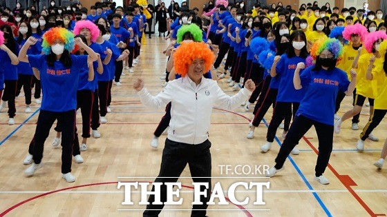 부산시교육청은 13일 오전 8시 30분 금곡중학교 빛여울관(대강당)에서 아침체인지(體仁智)를 열었다고 13일 밝혔다./부산시교육청.