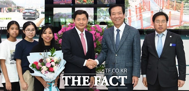 구인모 거창군수(오른쪽 두번째)가 캄보디아 농림부 차관의 첫 방문을 환영하고 있다./거창군