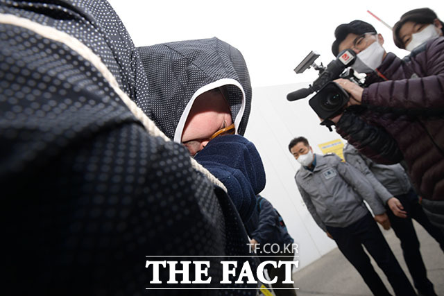 강남 납치살해 사건의 배후로 지목된 유상원(51)이 13일 오전 서울 강남구 수서경찰서에서 검찰로 송치되고 있다. /남윤호 기자