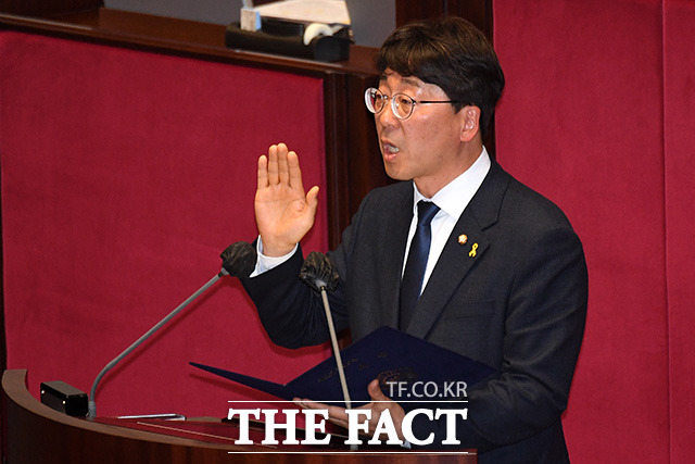 강성희 진보당 의원이 13일 오후 서울 여의도 국회에서 열린 제405회국회(임시회) 제4차 본회의에서 의원선서를 하고 있다.