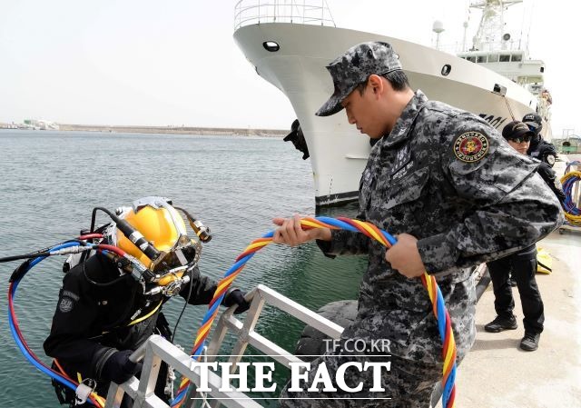 13일 해군 1함대사령부 6구조작전중대는 해양경찰 동해해양특수구조대와 동해해양경찰서 부두에서 합동 해상구조훈련을 실시했다./해군1함대