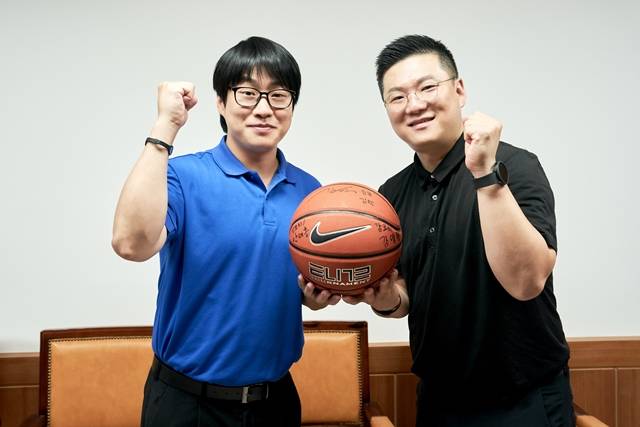 강양현 감독(오른쪽)은 2019년 6월 모교인 조선대 농구부 감독으로 부임, 2021년부터 3X3남자농구 국가대표팀도 이끌고 있다. /주)바른손이앤에이