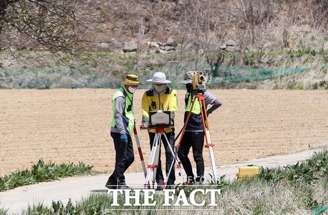 LX한국국토정보공사 강원지역본부 평창지사 직원들이 현장에서 지적측량 업무를 수행하고 있다. /LX공사