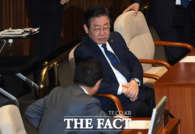 대화 나누는 이재명 더불어민주당 대표(오른쪽)와 박 원내대표.