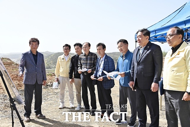 경남 사천시의회 건설항공위원회 의원들이 12일 지역 주요사업 현장을 찾아 관련 사업에 대해 보고를 받고 있다./사천시